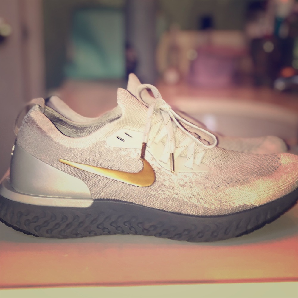 SALE❗️Nike epic react in white/gold/silver
